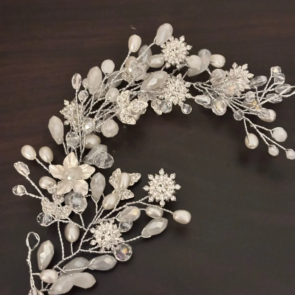 Source Unknown Elegant Silver and White Floral Hairpiece